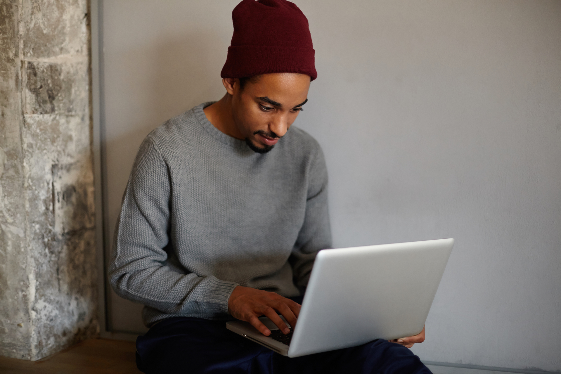 Student Uniwersytetu Łódzkiego korzystający z platformy USOS UŁ na laptopie
